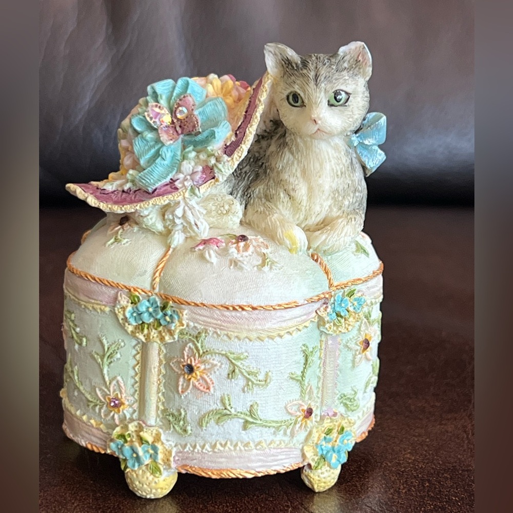 Vintage Japanese Gorgeous Floral Cat Music Box/Decor